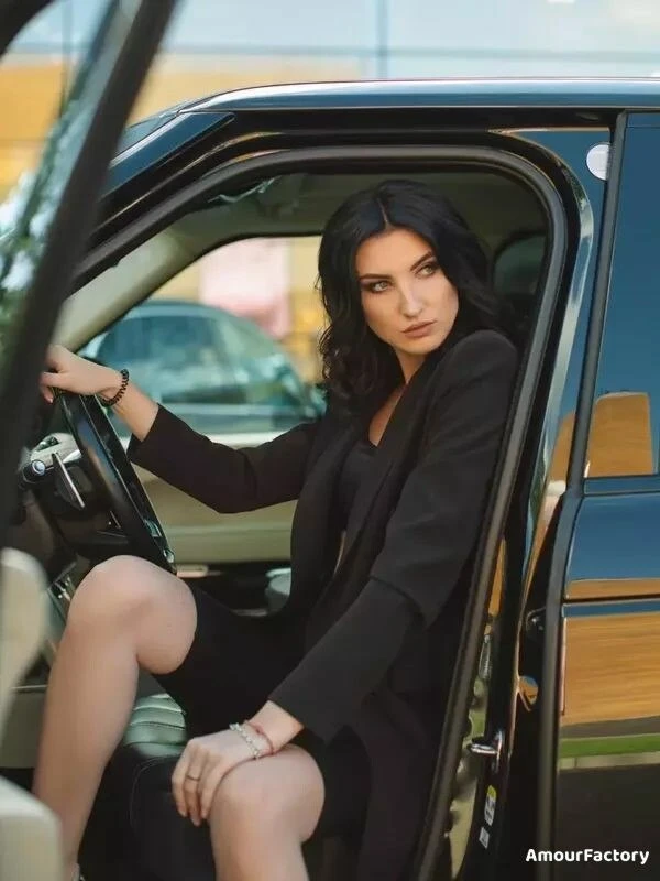 Yana Profile image 1